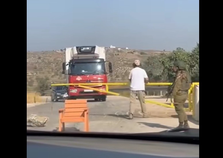 מתנחל, בגיבוי צבא הכיבוש, חסם את הכניסה לכפר יאסוף שמזרחית לסלפית