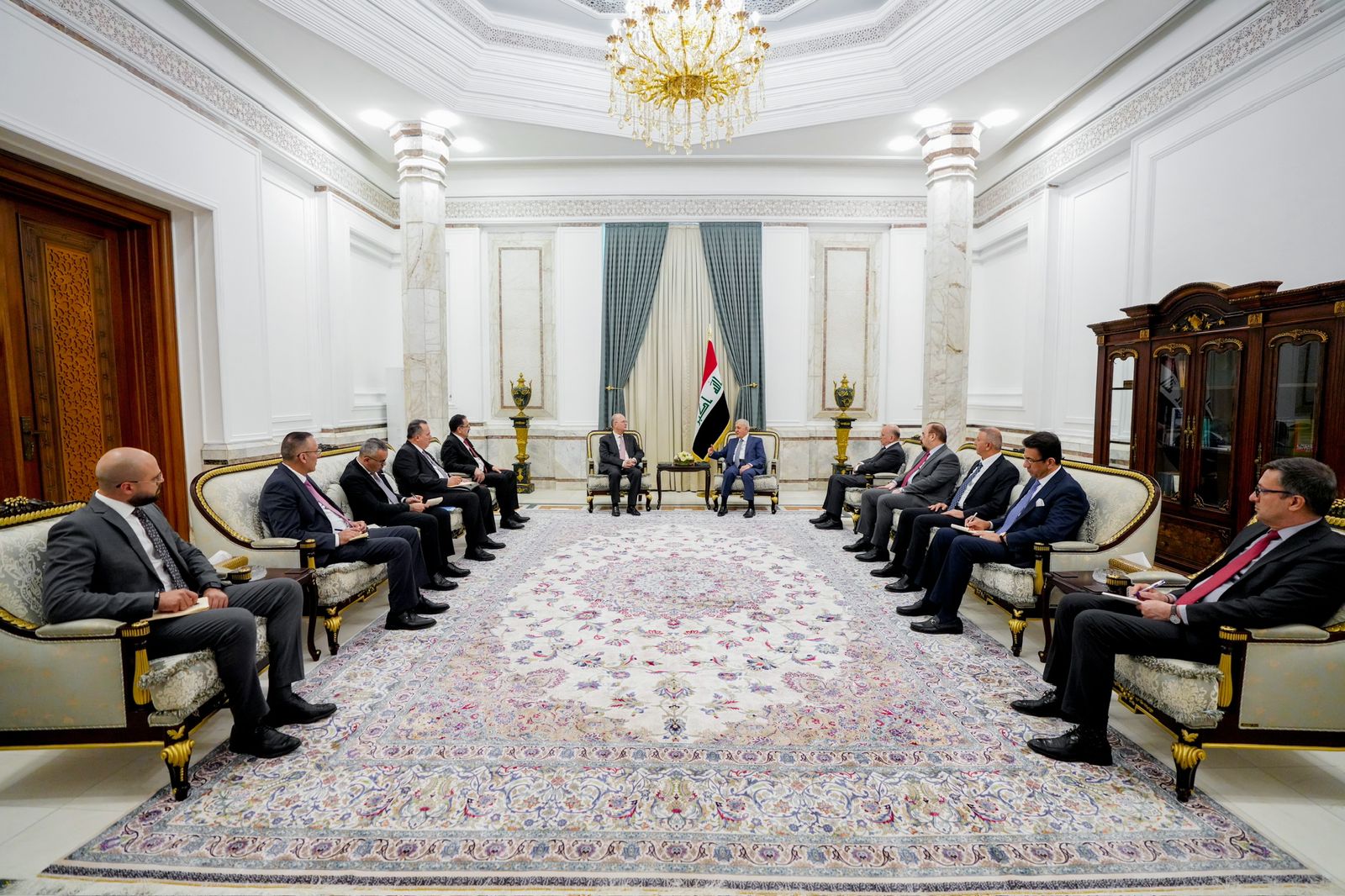 ראש הממשלה נפגש עם שורה של בכירים בבגדד