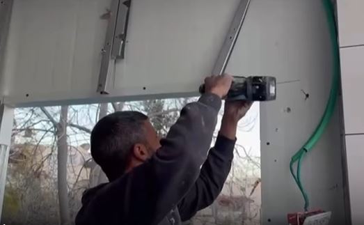 כוחות הכיבוש מאלצים אזרח במזרח ירושלים להרוס חלק מביתו באום טובא