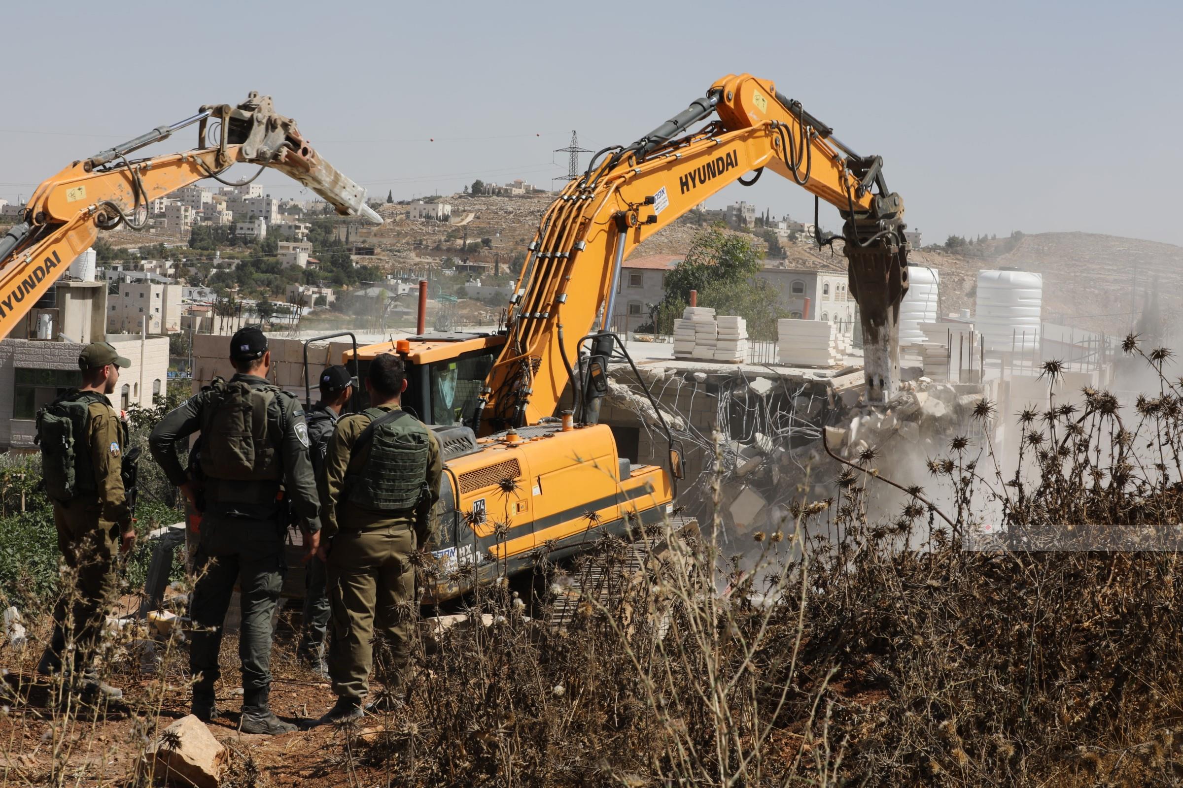 כוחות הכיבוש הרסו ארבעה בתים בנחאלין והחלו להרוס בית נוסף בזעתרה