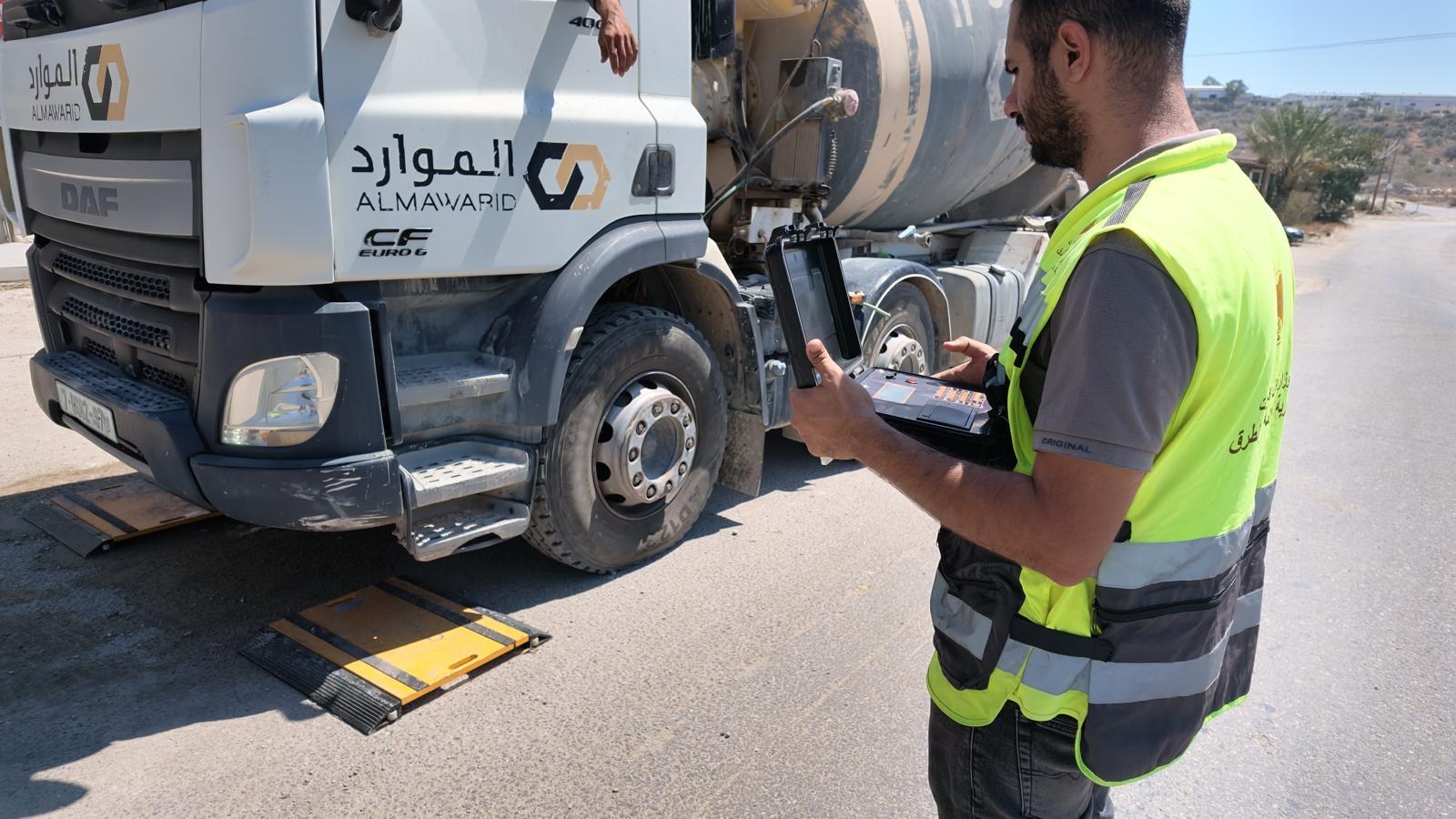 משרד התחבורה הפלסטיני החל להשתמש במאזניים אלקטרוניים לשקילת משאיות בכבישים