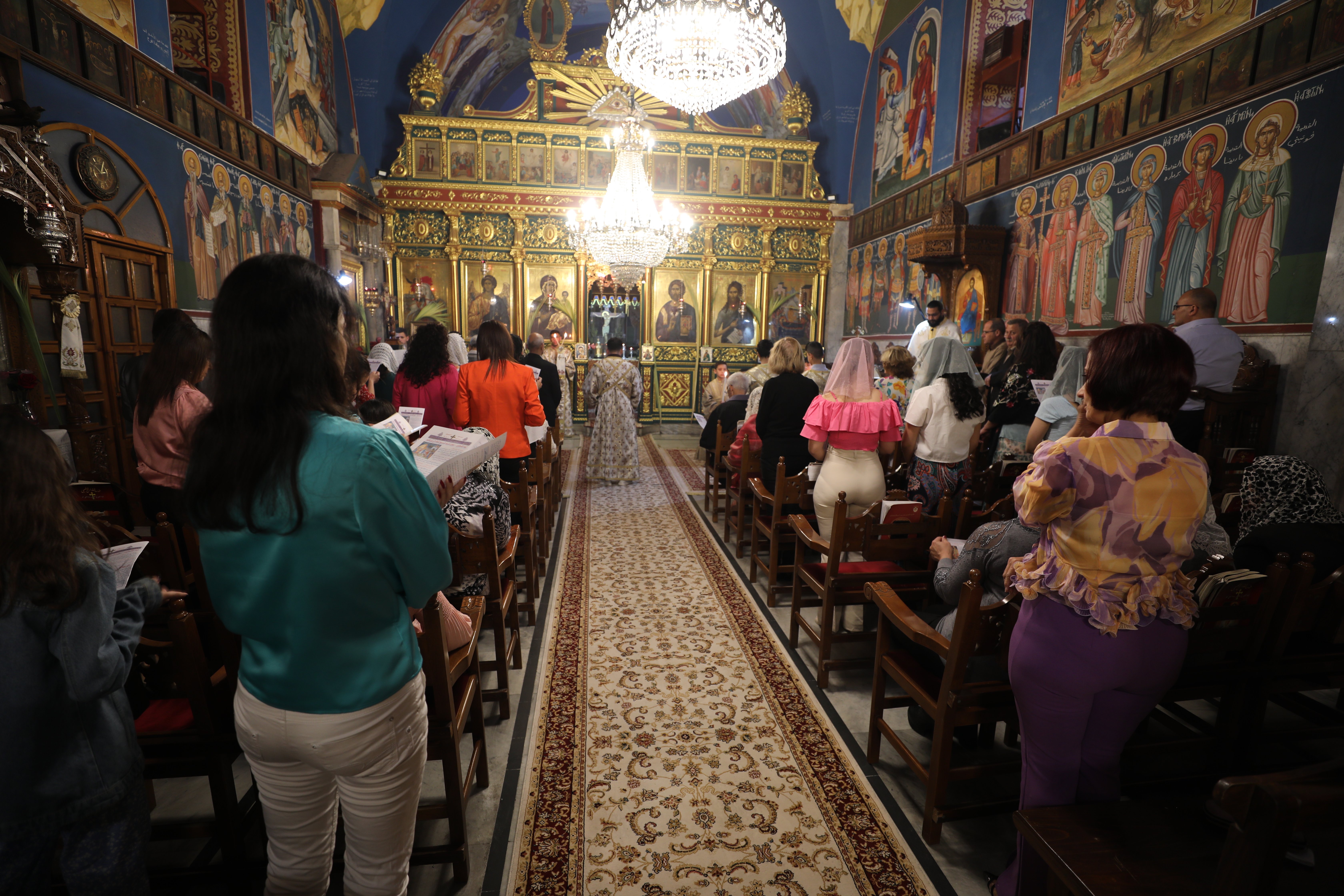 בצל ההפצצות: הנוצרים בעזה ציינו את יום ראשון של הדקלים בכנסייה מופגזת