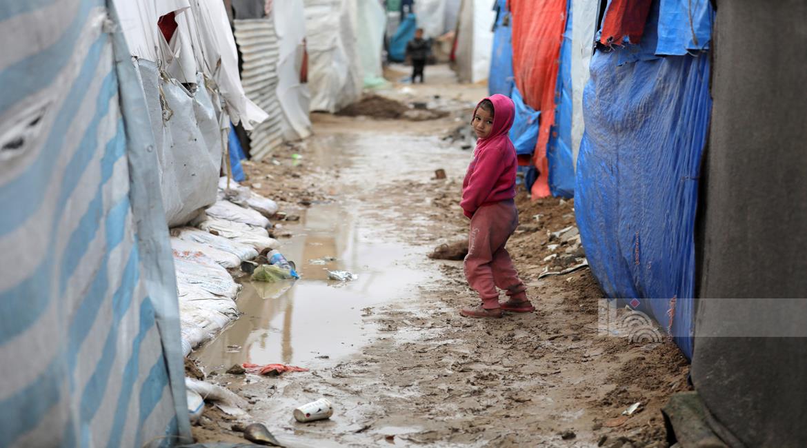 מעל 10,000 אוהלים קרסו ברוחות עזות: העקורים בעזה סובלים מקור, רעב ומחלות