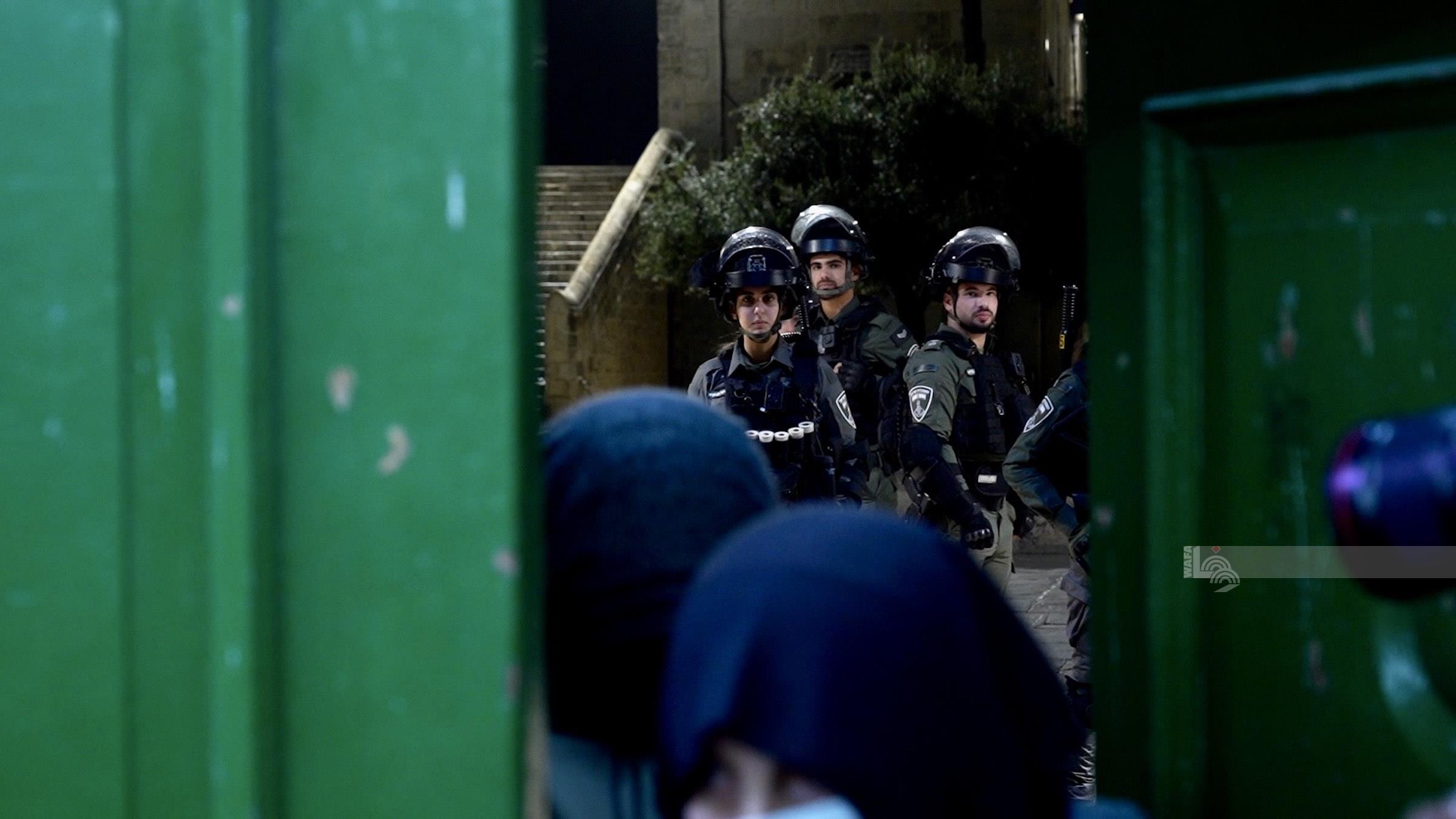 כוחות הכיבוש פרצו למסגד אל-אקצא ופינו בכוח את המתפללים