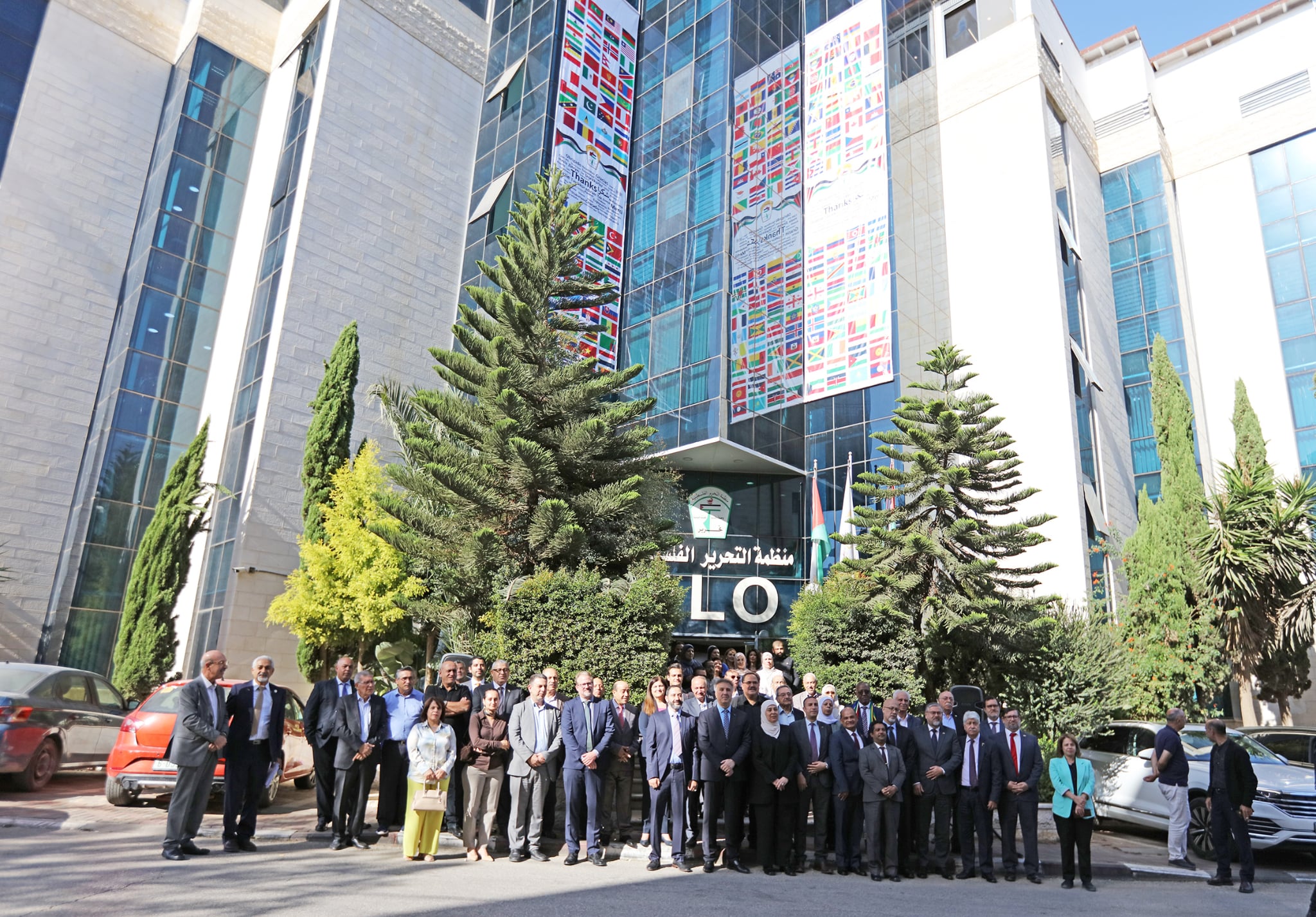 אש"ף חנכה קיר ענק עם דגלי המדינות שהכירו במדינת פלסטין