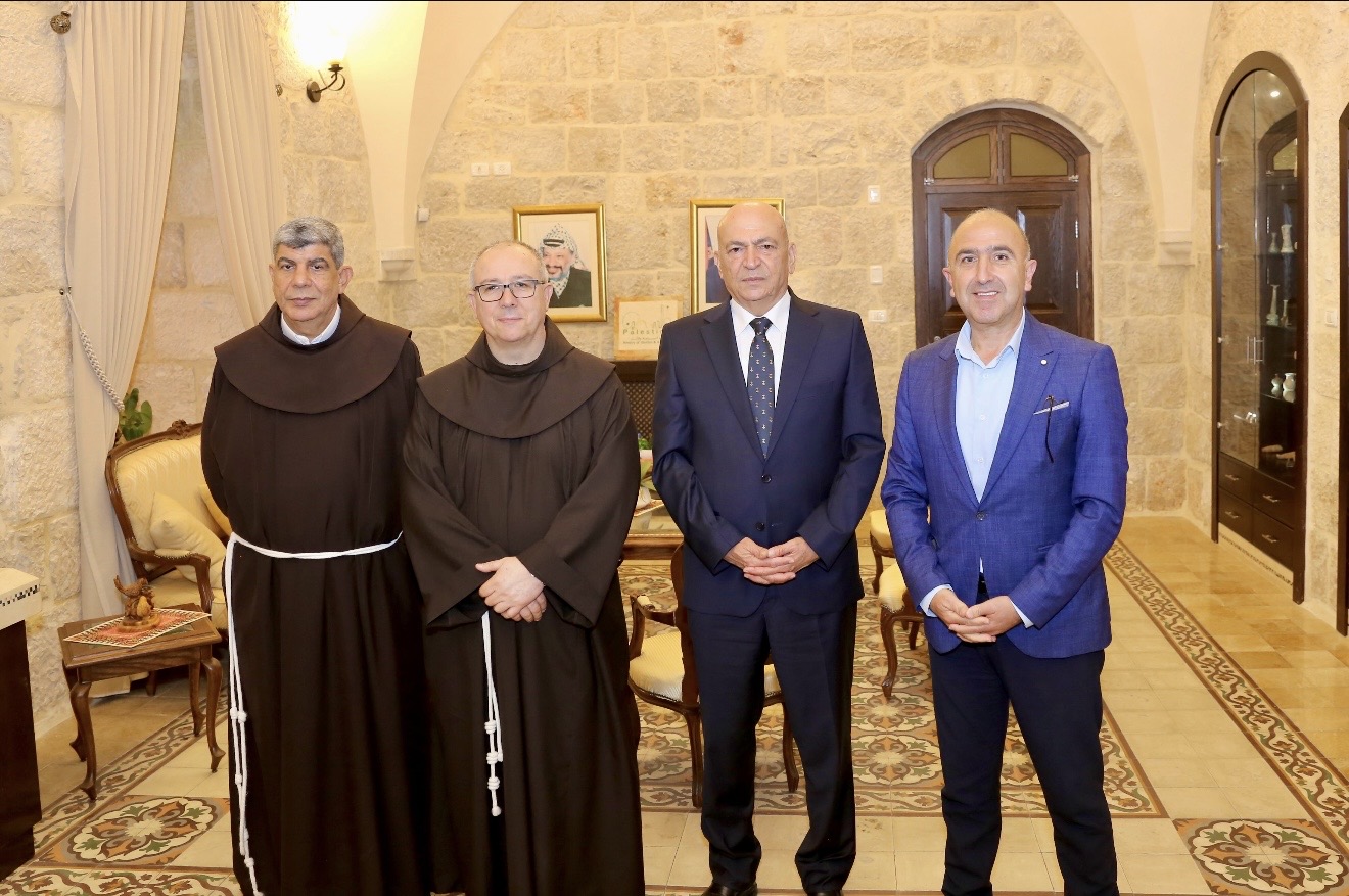 שר התיירות הפלסטיני דן עם הקוסטוס של ארץ הקודש בחידוש התיירות לפלסטין