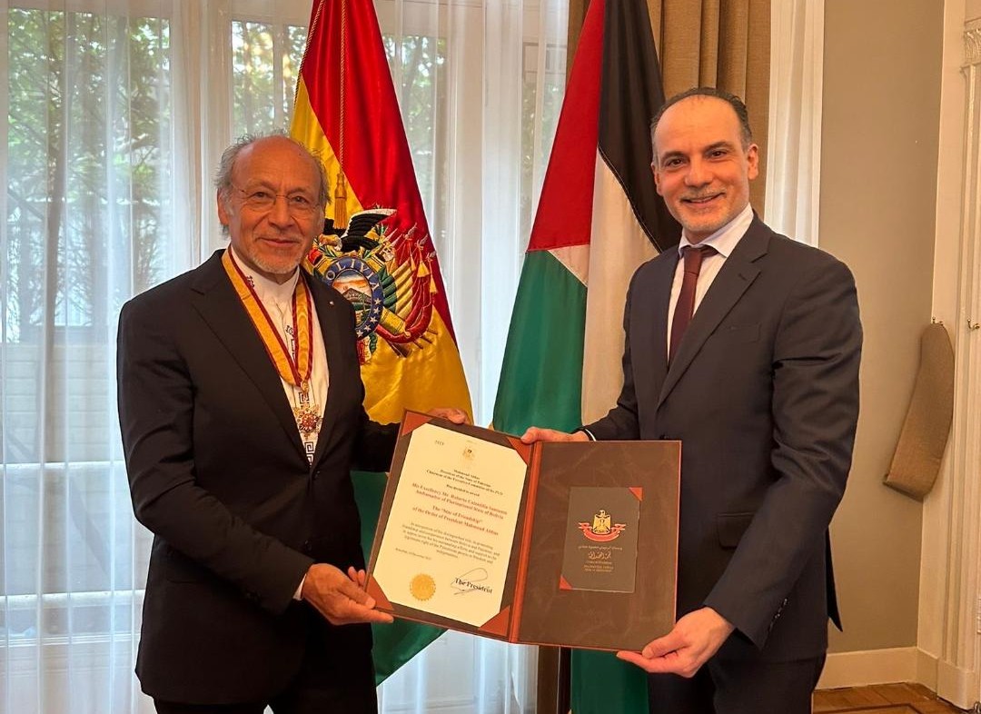 בשליחות הנשיא: שגריר פלסטין בהולנד העניק לשגריר בוליביה את עיטור "כוכב הידידות"