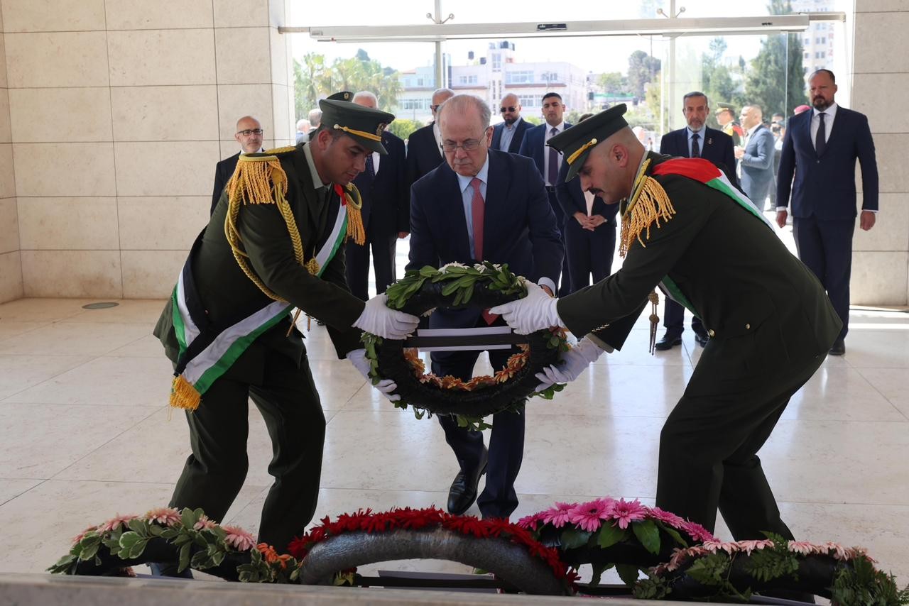 ראש הממשלה הפלסטיני הניח זר פרחים על קברו של יאסר ערפאת לרגל עיד אל־אדחא