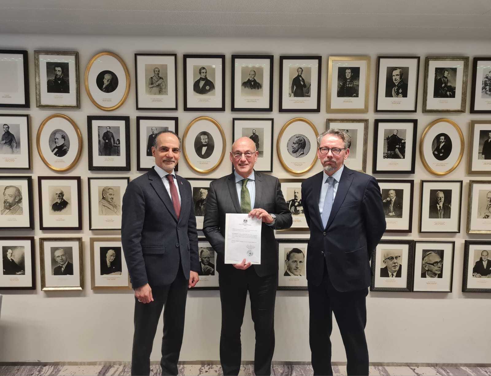 האג: השגריר עמאר חג’אזי הגיש את מסמך הצטרפות פלסטין לוועדה הבין־לאומית לענייני נעדרים