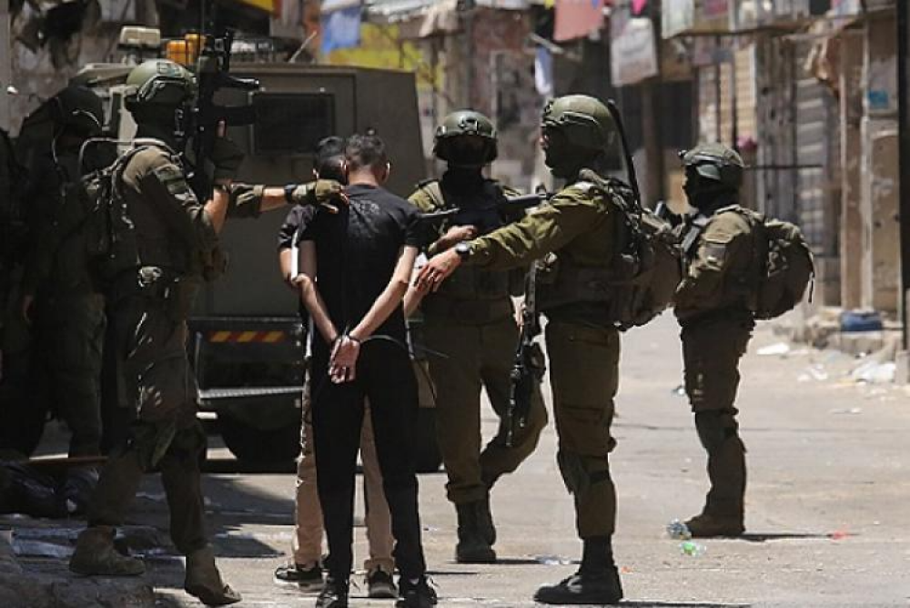 כוחות הכיבוש מחזיקים עשרות תושבים ומחקירים אותם לאחר תקיפות באזור חברון