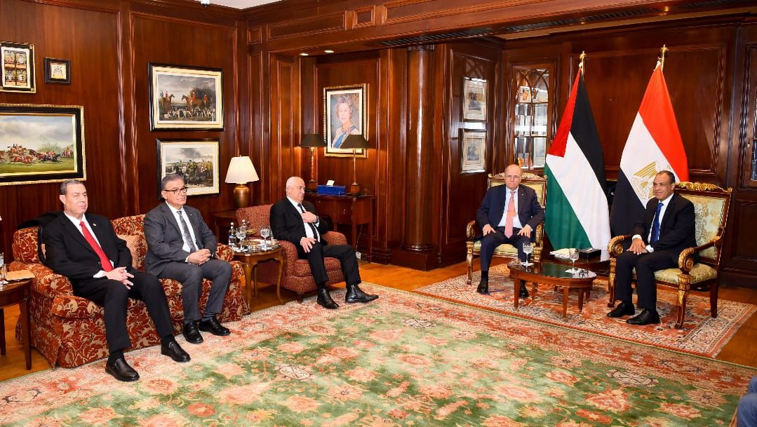 ראש הממשלה הפלסטיני נפגש בקהיר עם שר החוץ המצרי: תיאום עמדות נגד תוכניות הגירוש