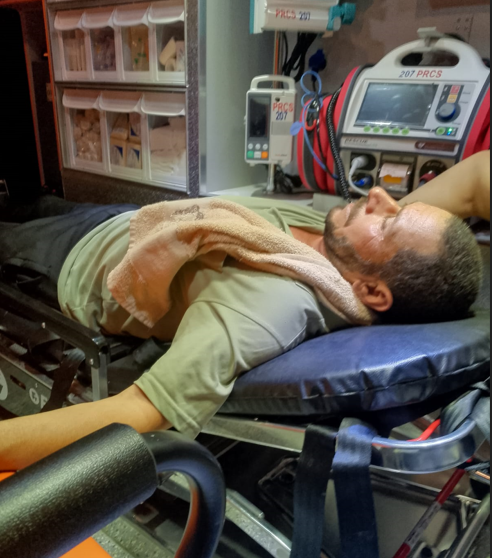 כוחות הכיבוש פשטו על כפר א־תוואנה ותקפו פעיל חברתי לאחר ניסיון מתנחלים להקים מאחז