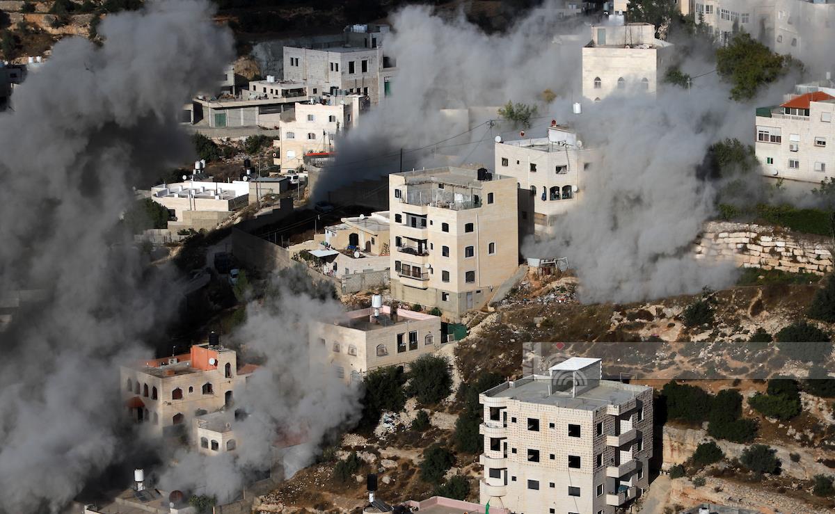 כוחות הכיבוש פוצצו את בתיהם של אחמד וחמודה אל־ג'עבה באזור דיר בחה הנצור בחברון