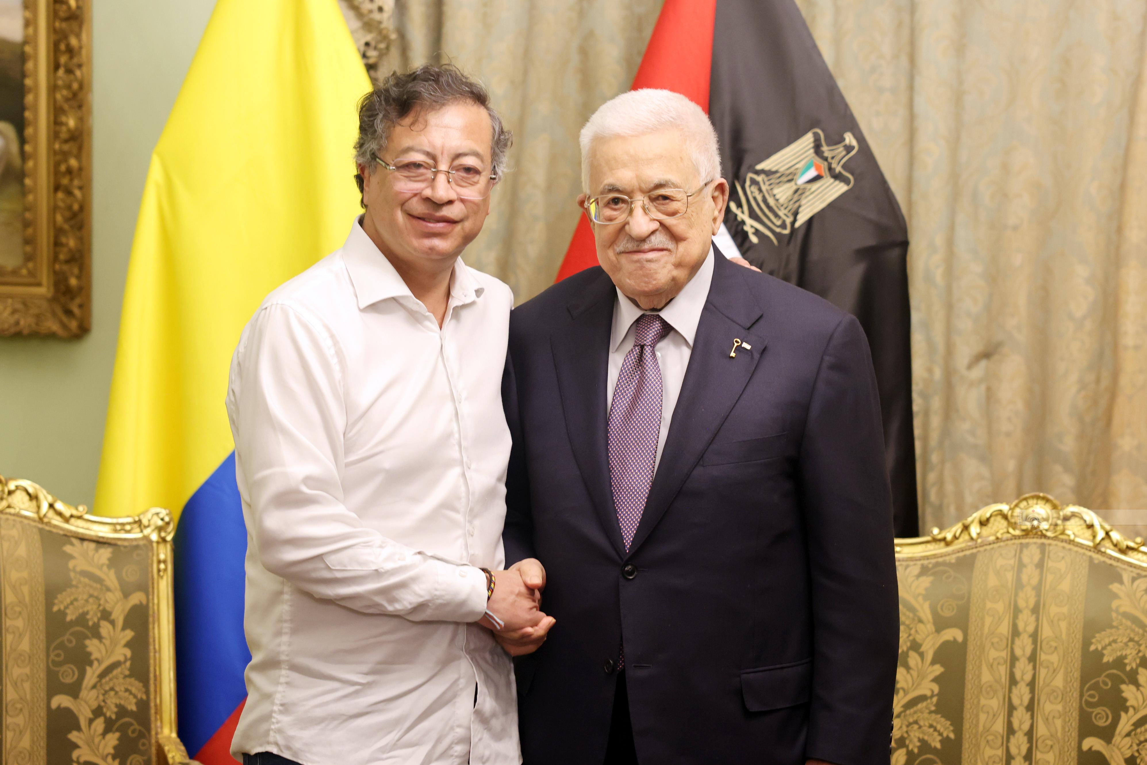 הנשיא מחמוד עבאס נפגש עם נשיא קולומביה גוסטבו פטרו בקהיר