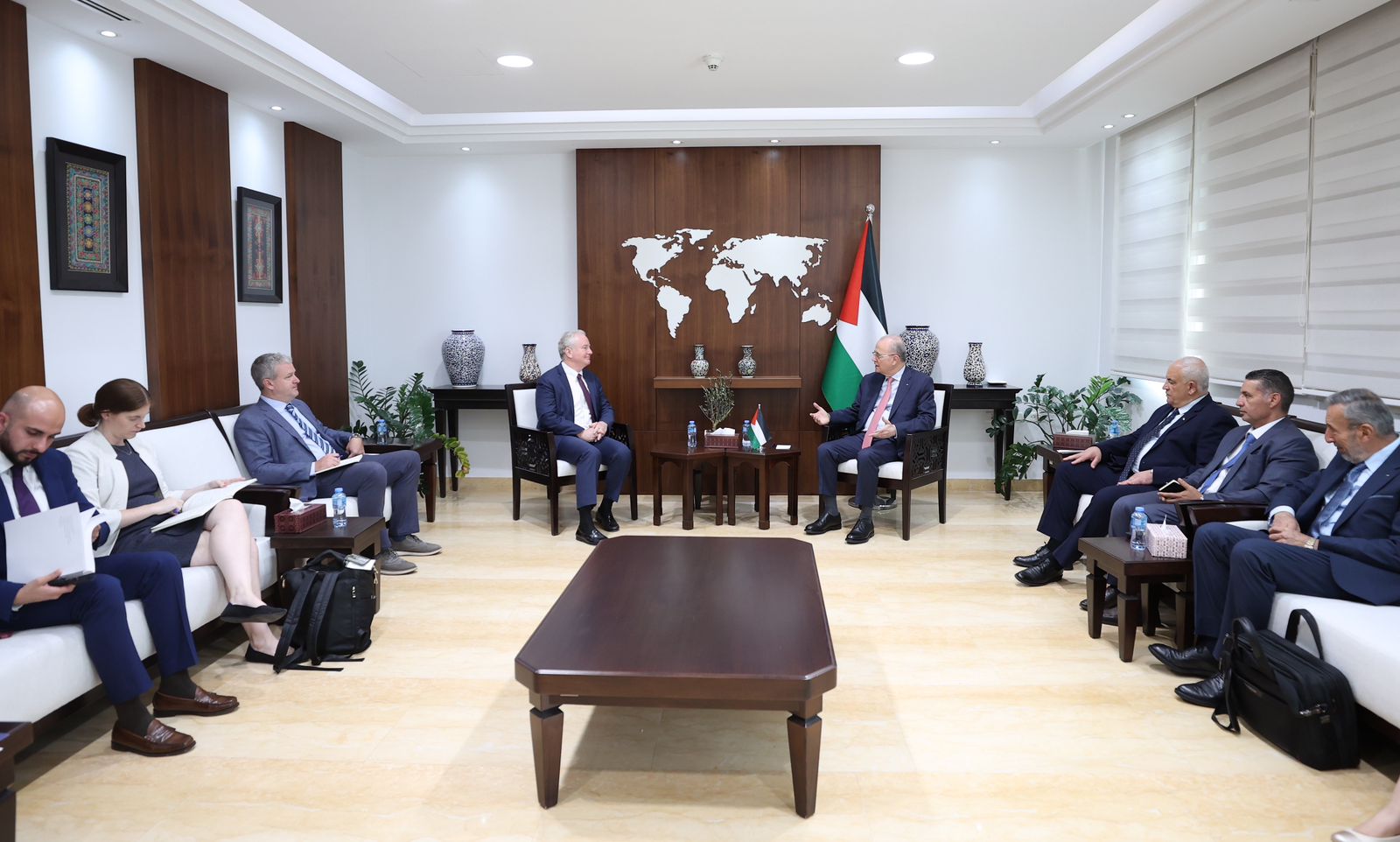 ראש הממשלה הפלסטיני נפגש עם הסנאטור האמריקאי כריס ואן הולן