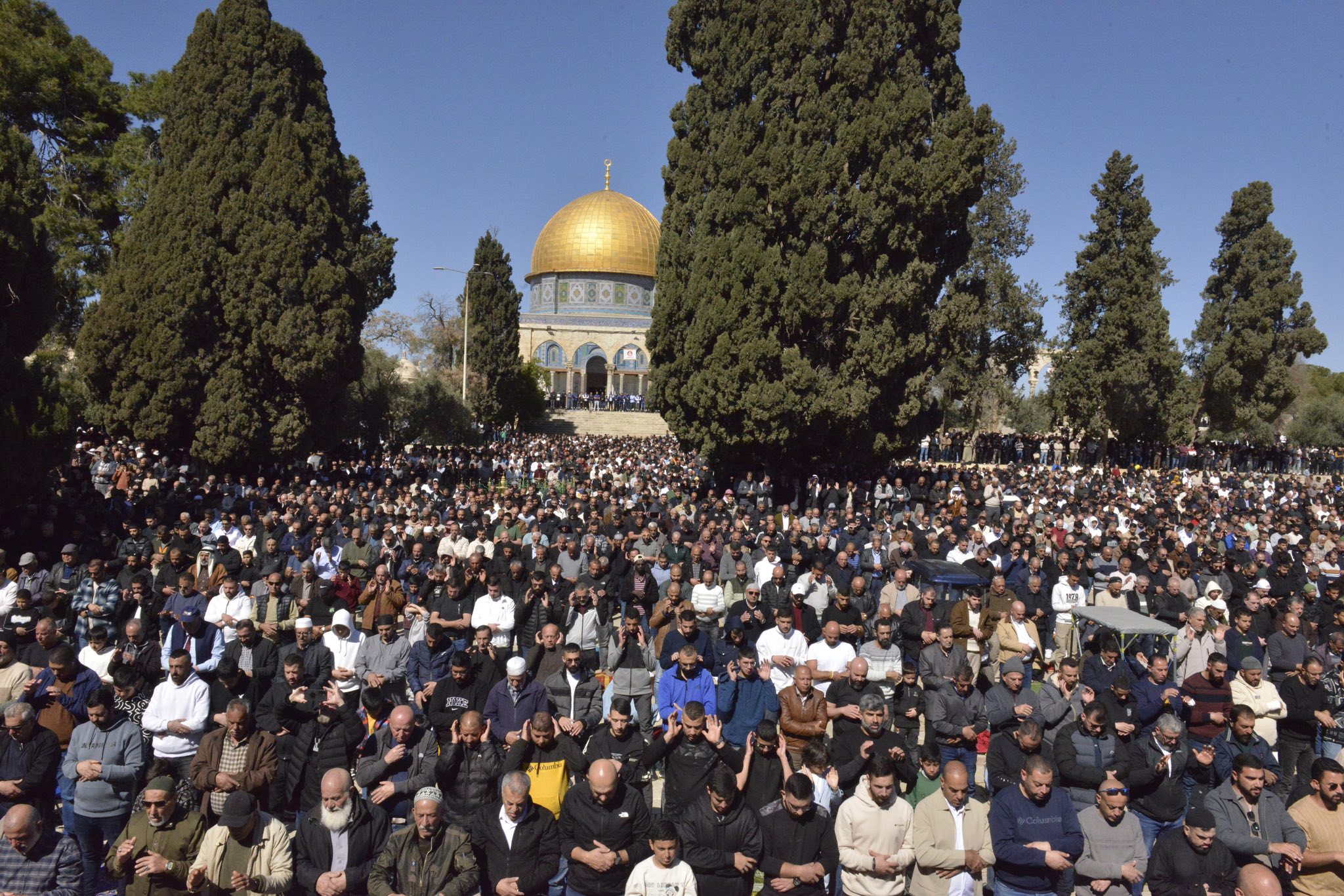 80 אלף מתפללים קיימו את תפילת יום השישי הראשונה של רמדאן במסגד אל־אקצא
