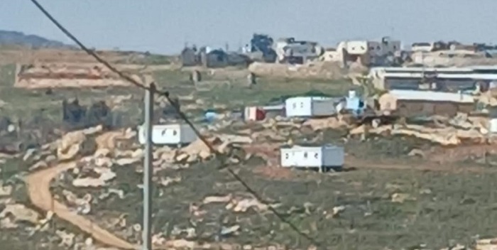 מתנחלים הציבו קרוואנים במזרח רמאללה