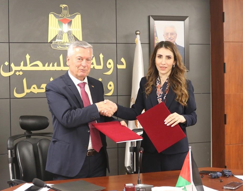 ממשלת פלסטין מקדמת רפורמות בתעשייה: מזכרי הבנות לשיפור בטיחות העובדים ולעידוד השקעות