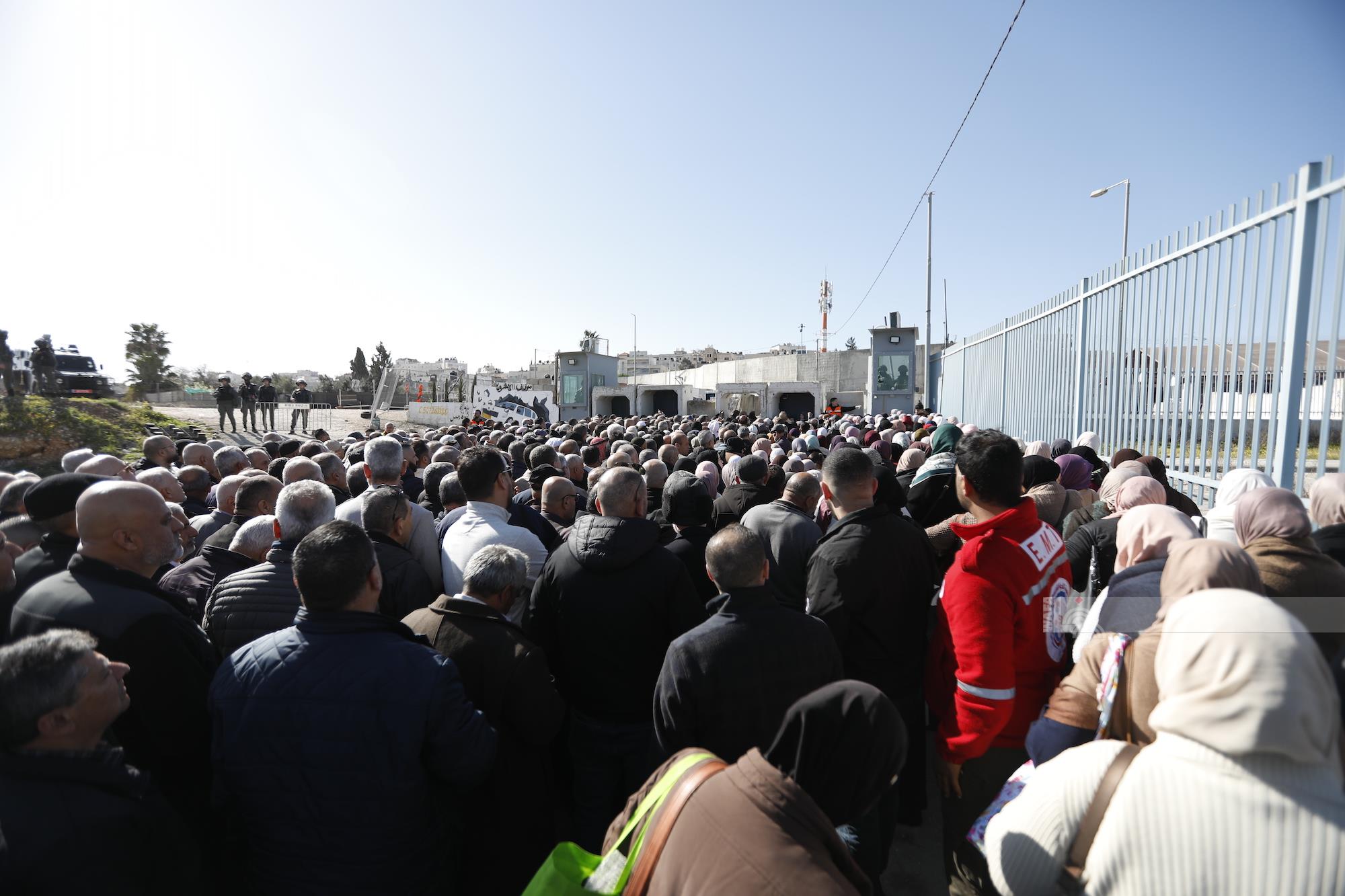 אלפים נהדפו במחסומים: כוחות הכיבוש הגבילו את הכניסה לירושלים בתפילת יום השישי הראשונה של רמדאן