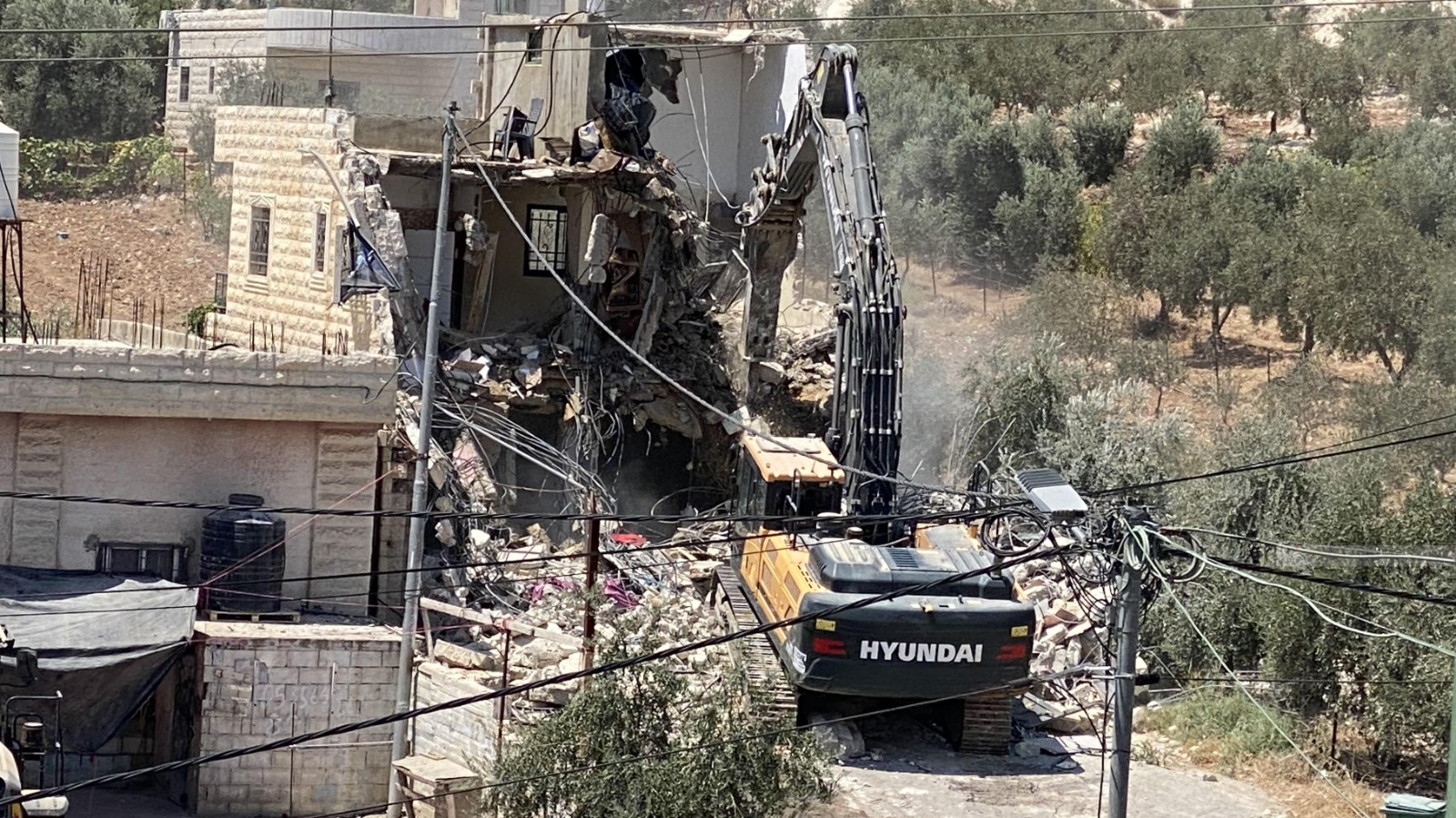 כוחות הכיבוש הרסו 14 בתים ומבנים נוספים בסילואן ובענאתא בניסיון לדחוק תושבים פלסטינים מאדמותיהם