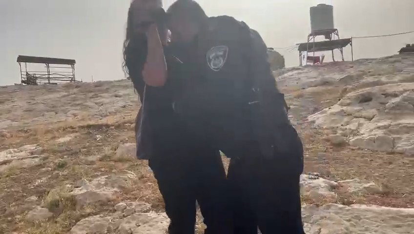 שוטר נוגח בפעילה נגד הכיבוש