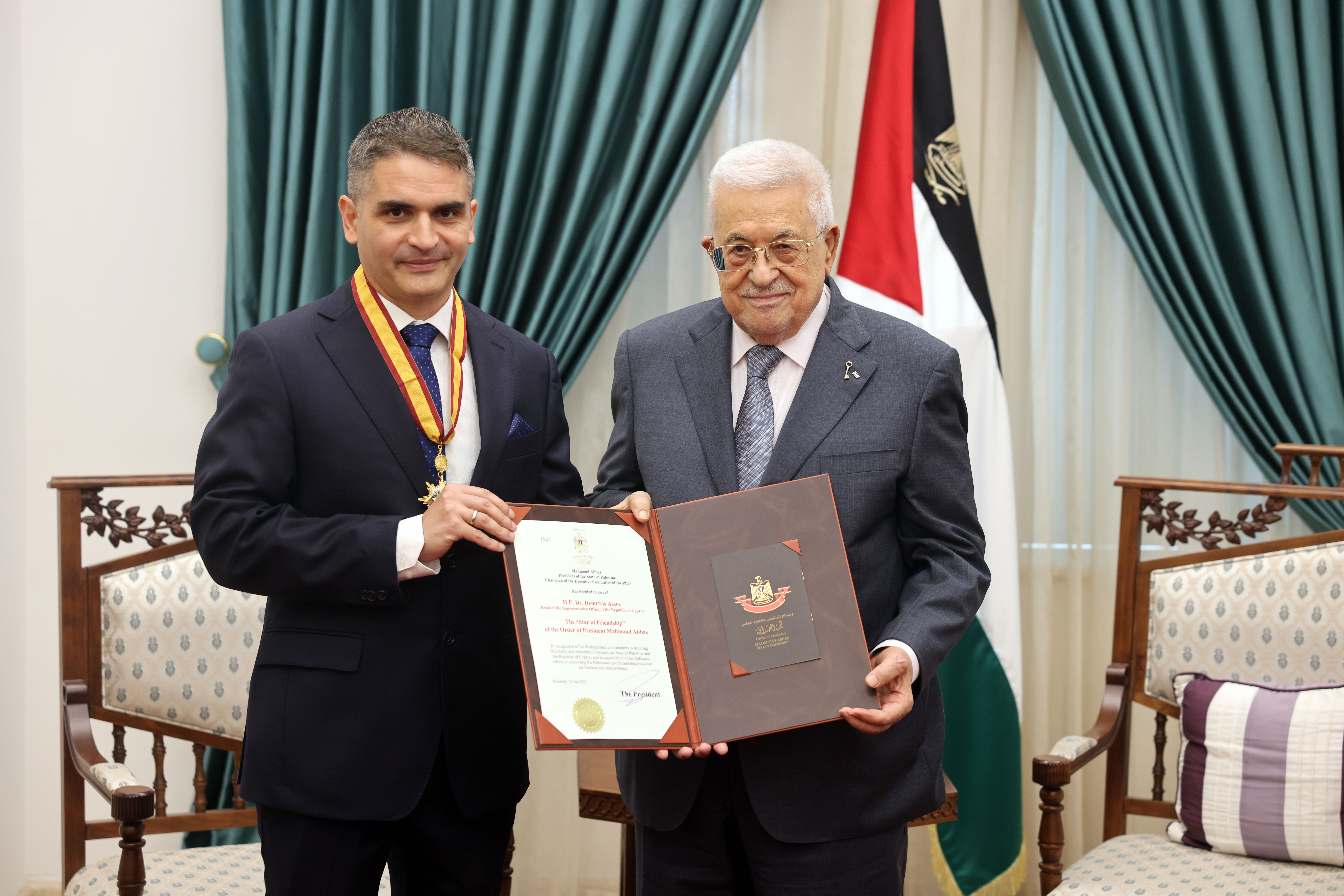 נשיא מדינת פלסטין נפרד מנציג קפריסין והעניק לו את עיטור כוכב הידידות
