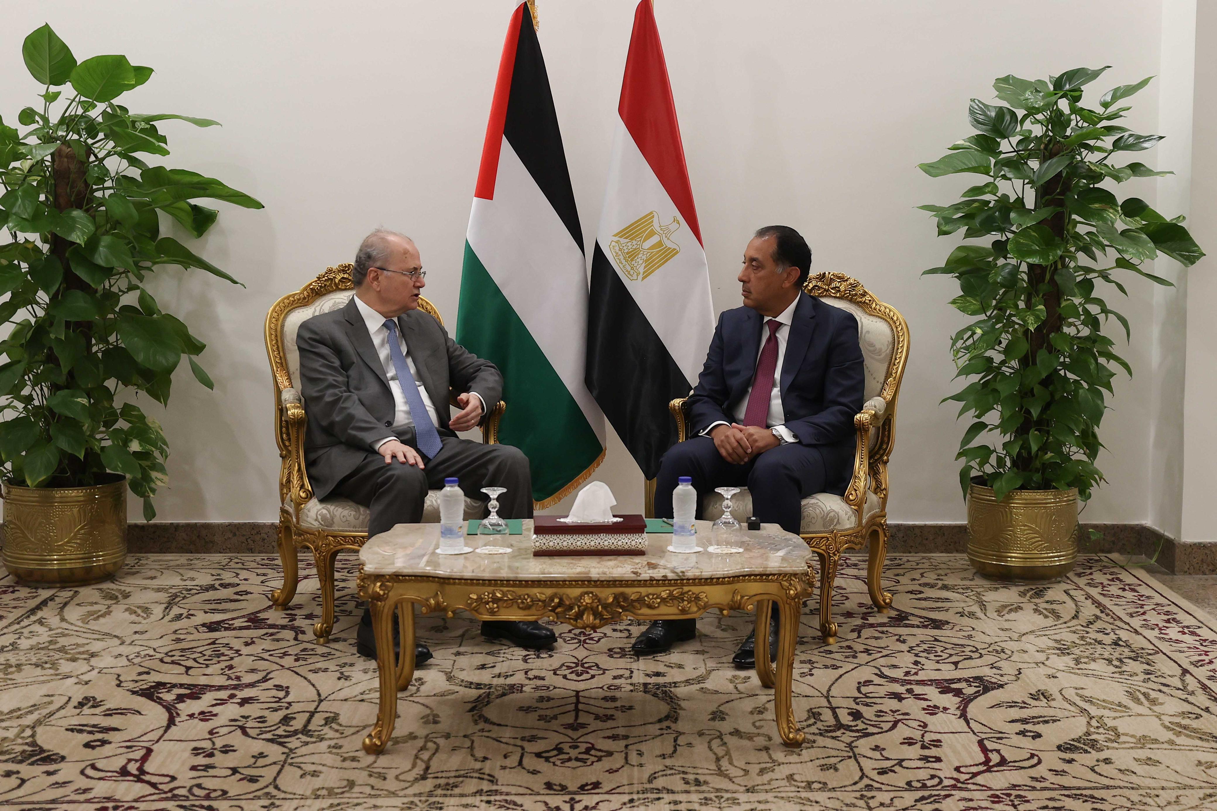 מוסטפא נפגש עם ראש ממשלת מצרים לדון בהפסקת הלחימה ושיקום עזה