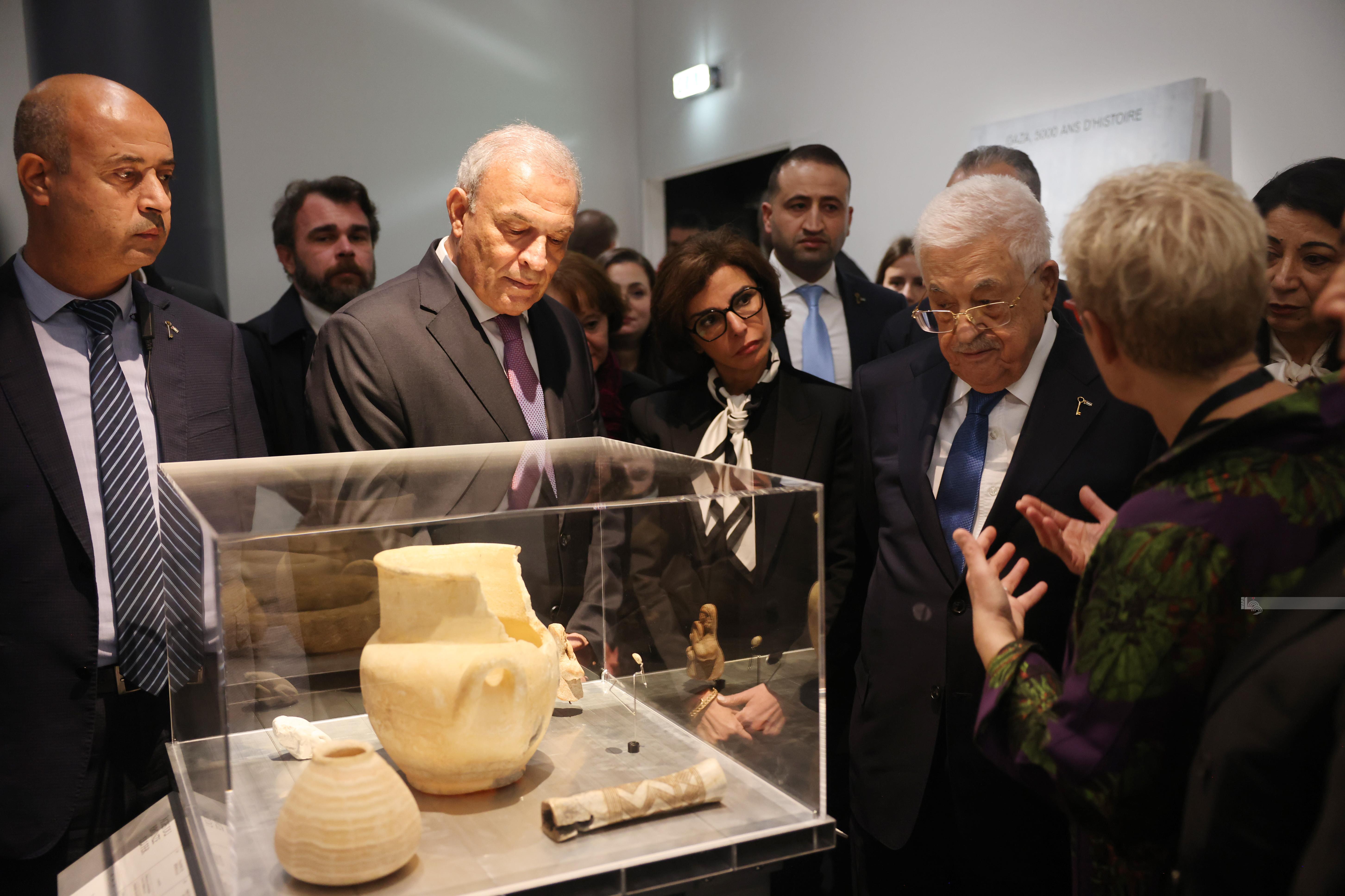 אבו מאזן ביקר בתערוכה "אוצרות שניצלו מעזה" בפריז