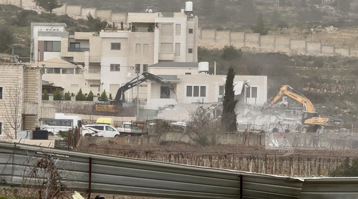 כוחות הכיבוש הרסו בית בעיירה שוקבא, ממערב לרמאללה