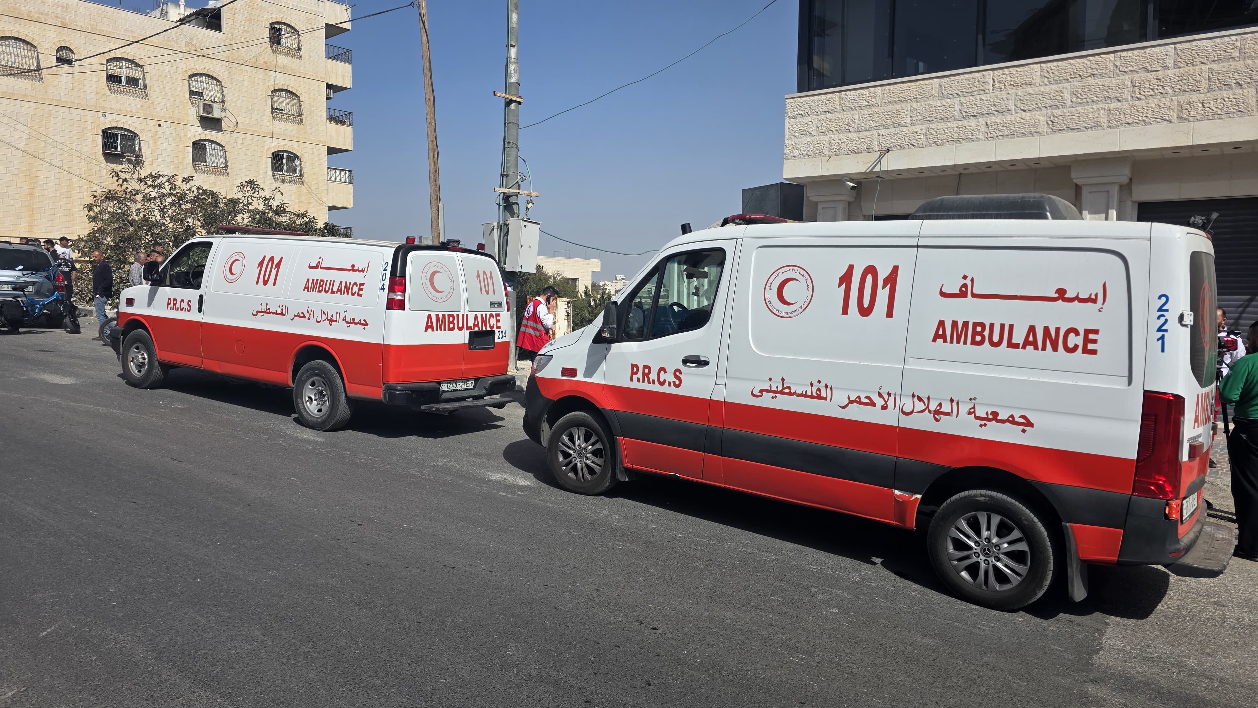 הסהר האדום ממשיך בפינוי ובסיוע בגדה למרות תקיפות כוחות הכיבוש והמתנחלים