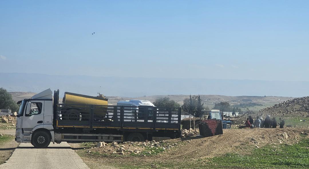 משפחות משלאל אל־עוג'א פירקו את בתיהן ונעקרו בכפייה בעקבות תקיפות מתנחלים