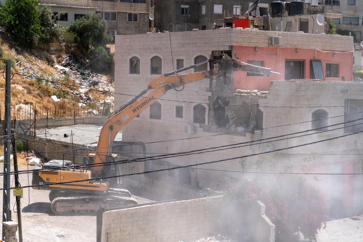 כוחות הכיבוש הישראלי החלו בהריסת בית בסילואן שבדרום מסגד אל-אקצא