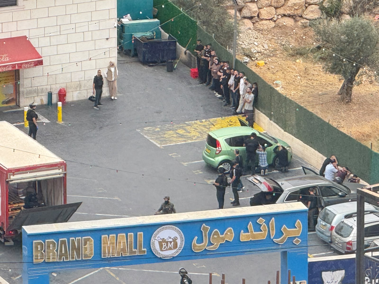כוחות הכיבוש פשטו על בית עסק באבו דיס ועצרו פלסטיני