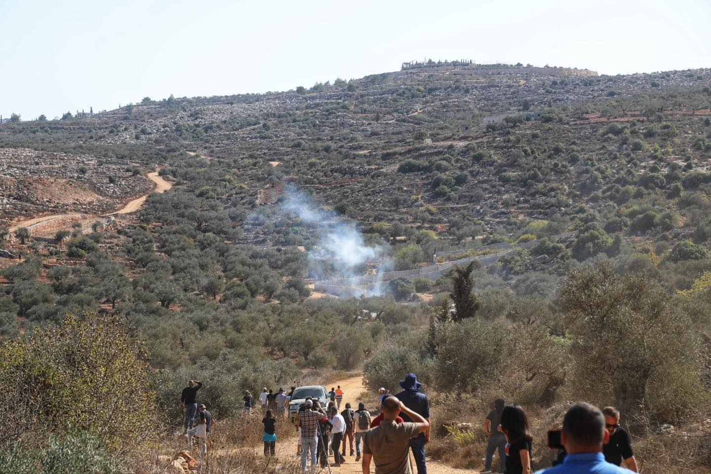 צלם עיתונות נפצע מירי כדור מתכת מצופה גומי בדיר אבו משעל; עשרות נפגעו משאיפת גז