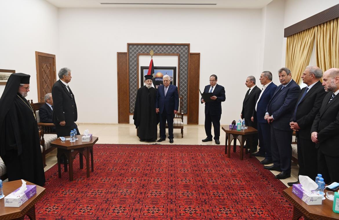 הנשיא עבאס העניק "כוכב ירושלים" לכומר באסיל