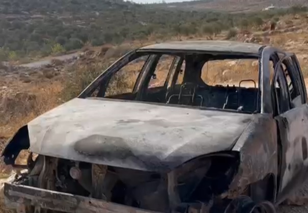 מתנחלים הציתו כלי רכב ו"קראוונים" במעין אל-מוע'ייר צפונית־מזרחית לרמאללה