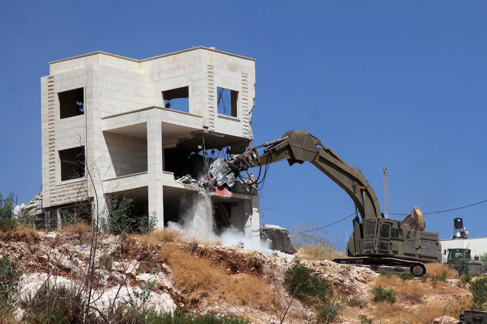 הכיבוש הרס מבנים בצור באהר