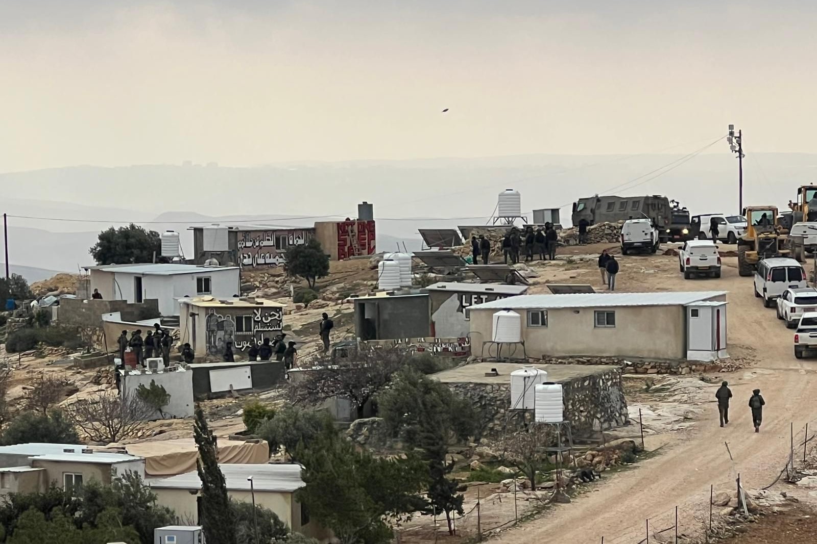 כוחות הכיבוש הרסו חמישה מבנים ומערה בדרום הר חברון: עשרות תושבים נותרו ללא קורת גג