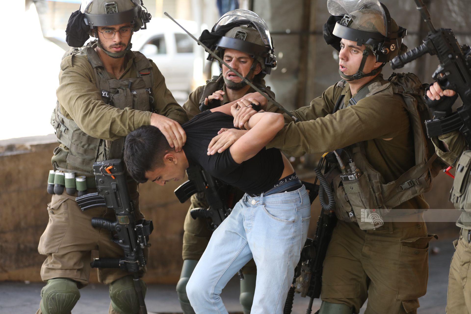 כוחות הכיבוש עצרו כ-20 פלסטינים בחיזמא שממזרח לירושלים וחסמו את הכניסות לעיירה