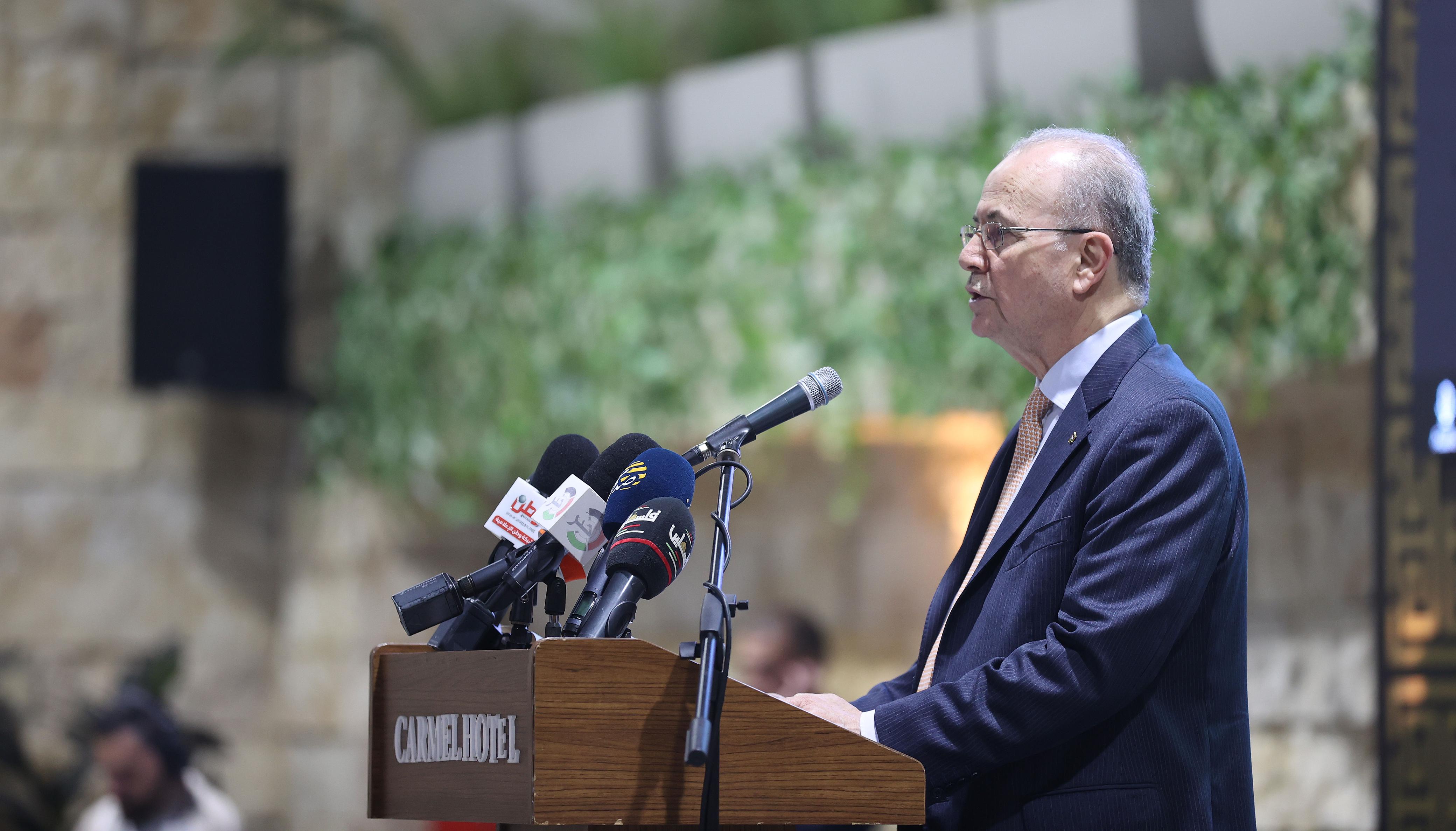 ראש הממשלה הפלסטיני: העיתונאים חושפים את פשעי הכיבוש ומניעיו להרס וגירוש