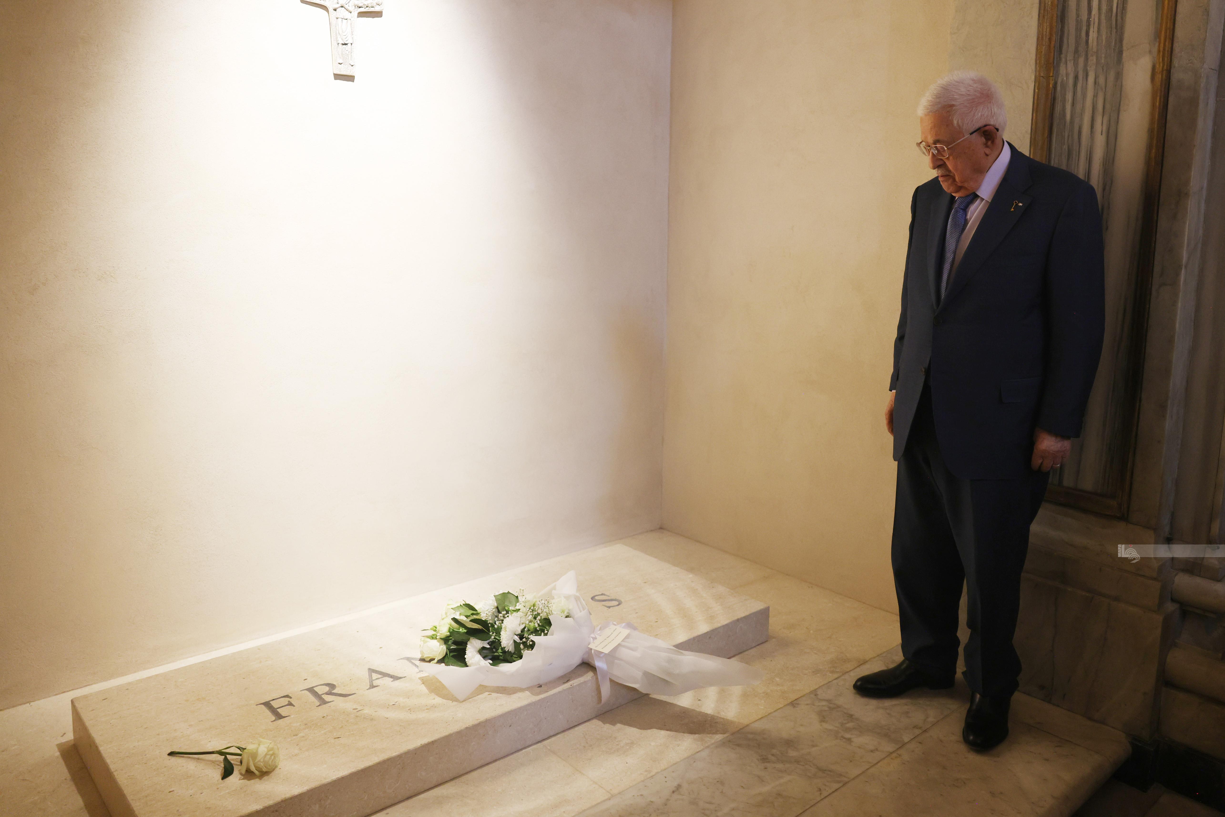 הנשיא מחמוד עבאס ביקר בקברו של האפיפיור פרנציסקוס בכנסיית סנטה מריה מג’ורה ברומא