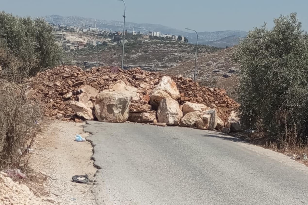 כוחות הכיבוש הישראלים חסמו את הכניסה הדרומית לכפר שופא