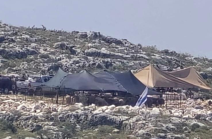 מתנחלים מציבים אוהלים על אדמות "אום צפא" ליד רמאללה