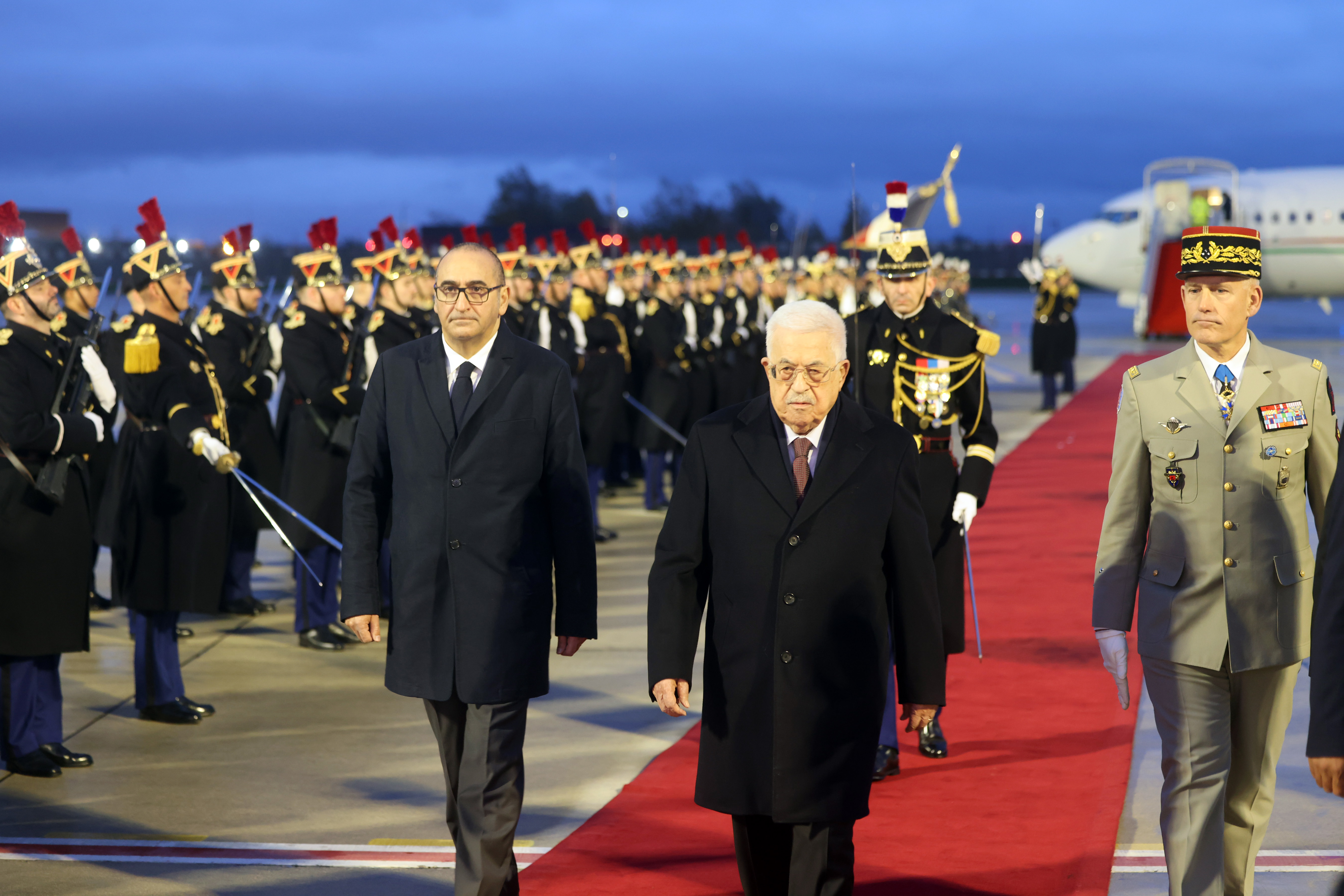 הנשיא מחמוד עבאס הגיע לצרפת לביקור רשמי – פגישות מחר עם מקרון וראש הפרלמנט