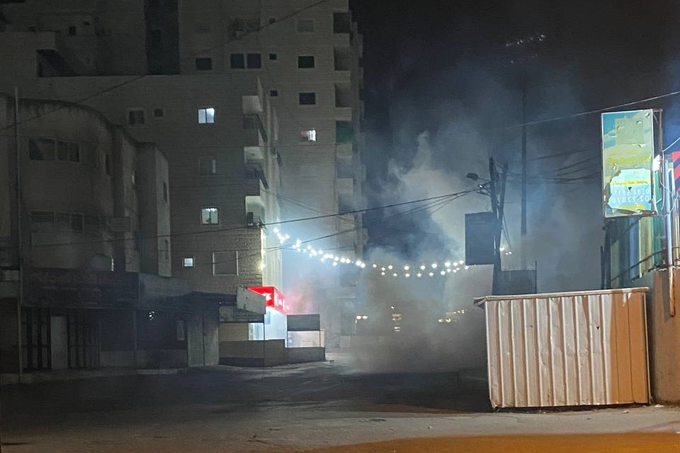 כוחות הכיבוש יורים לעבר בתי תושבים במחנה הפליטים אל-פוואר בדרום חברון