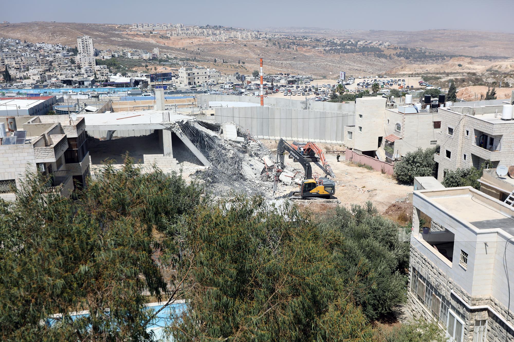 כוחות הכיבוש הרסו בית בבנייה וחוות סוסים בכפר מאלכ שממזרח לרמאללה