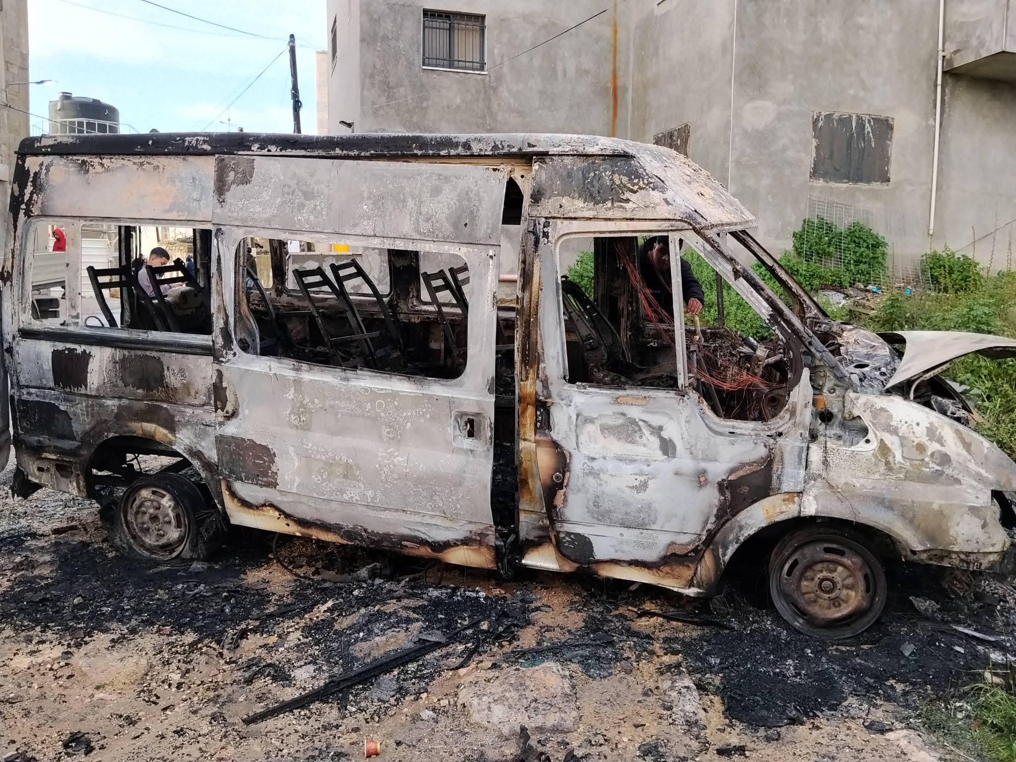 שלושה תושבים נפצעו וארבעה כלי רכב הוצתו בהתקפת מתנחלים על ג'אלוד, מדרום-מזרח לשכם