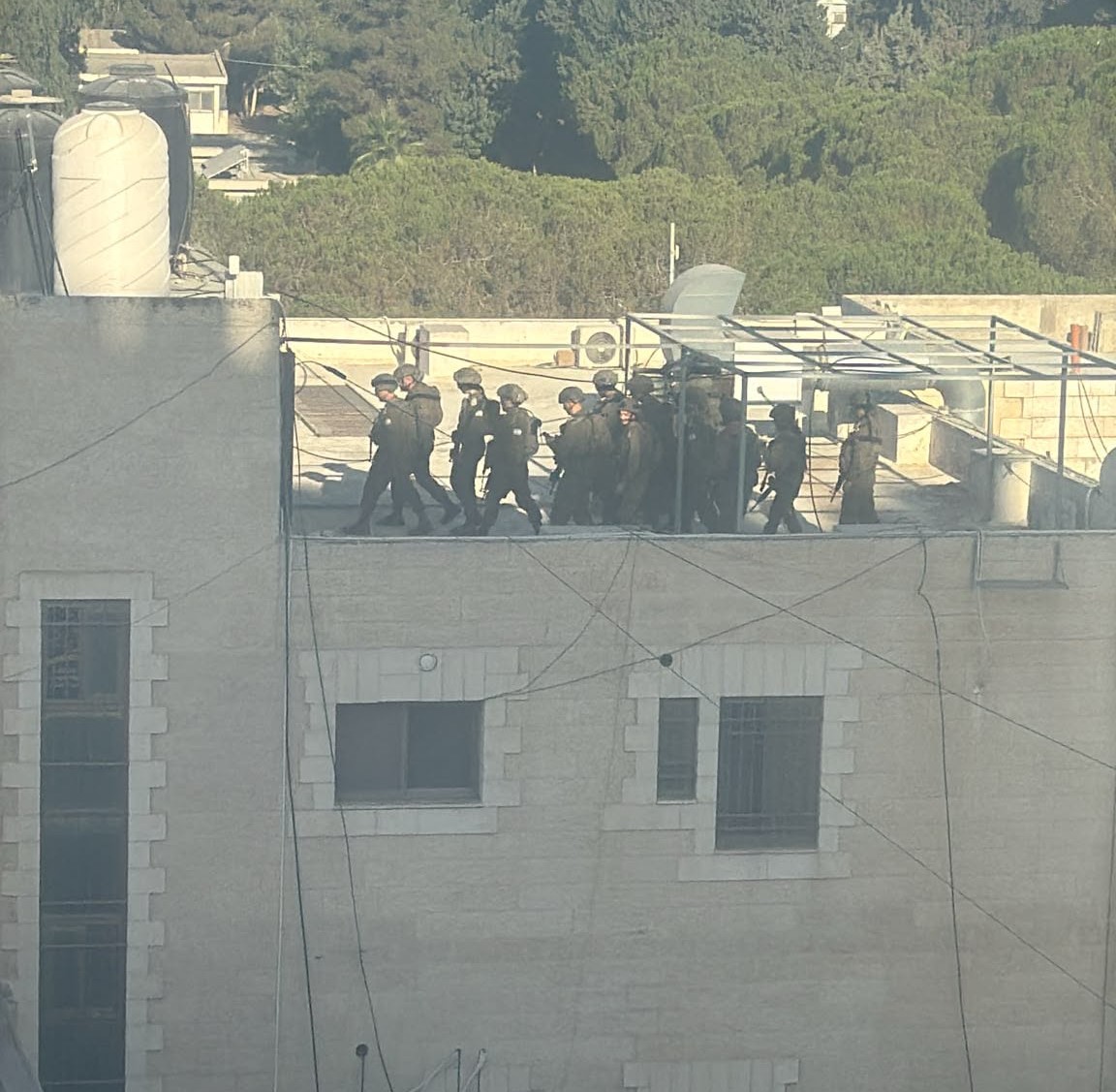 כוחות הכיבוש פלשו למחנה קלנדיה, הרסו בית עסק ופצעו שלושה תושבים