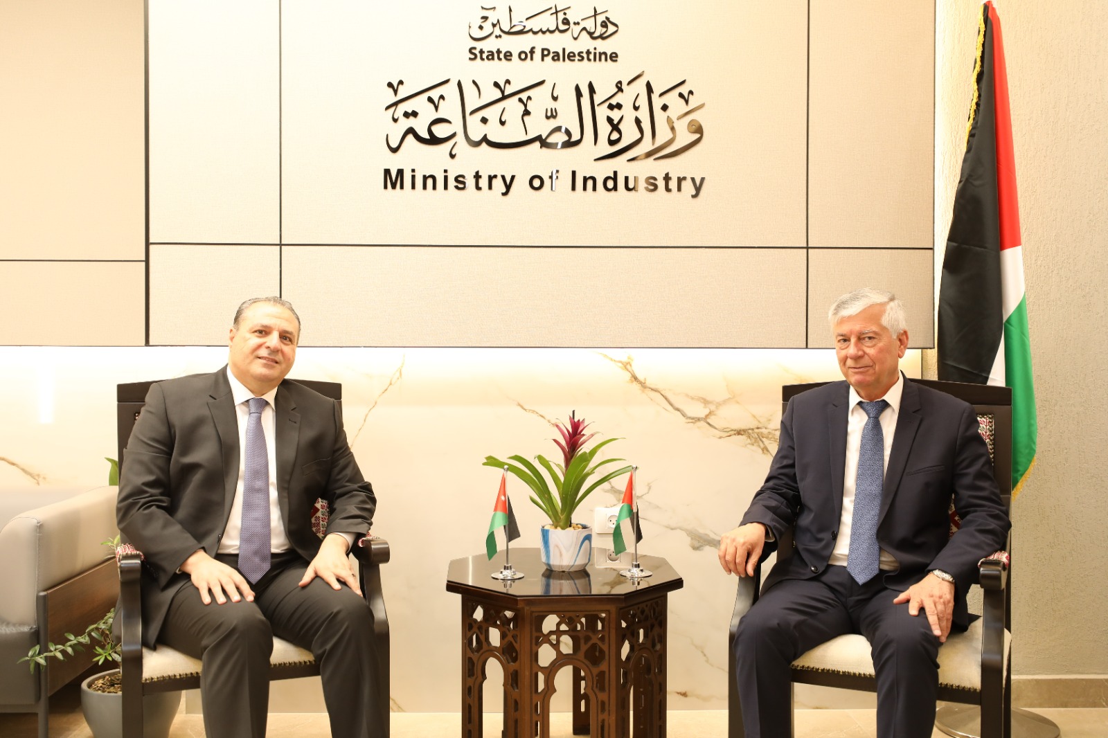 שר התעשייה הפלסטיני נפגש עם שגריר ירדן: "נחושים להרחיב את שיתוף הפעולה הכלכלי"
