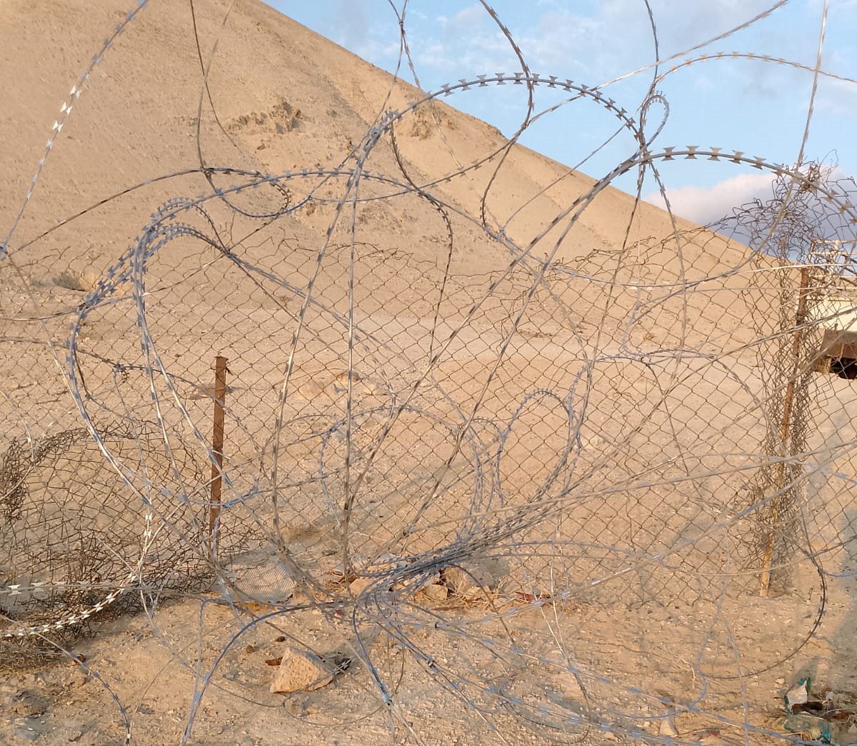 מתנחלים גידרו שני בתים בתיל אלמליחאת, צפון-מערב יריחו, כהכנה להשתלטות